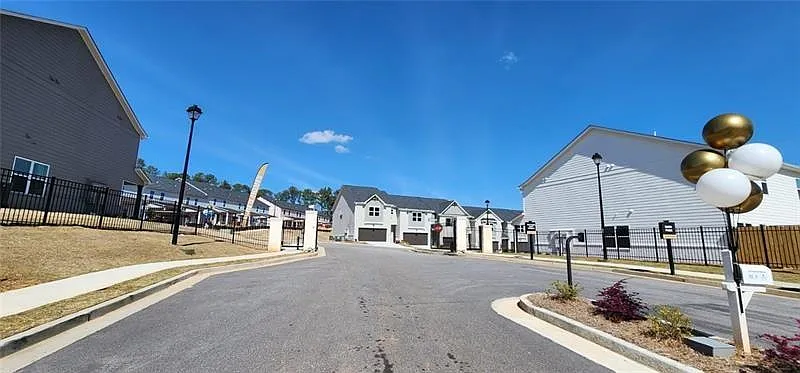4 bed, 2.5 bath, 2326 sqft, $2,600 — Photo 2