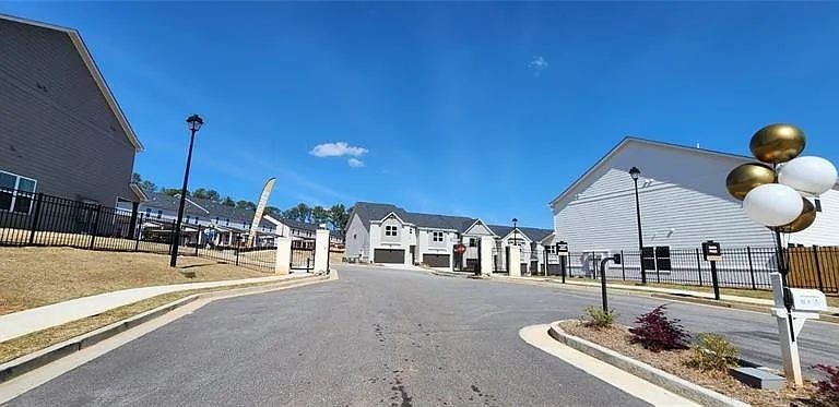 1476 Fern Ridge Ln — Photo 2