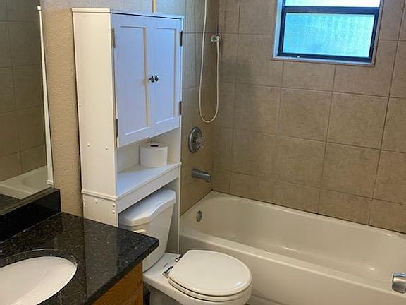 4th image of 129 SE 23rd Pl APT 4