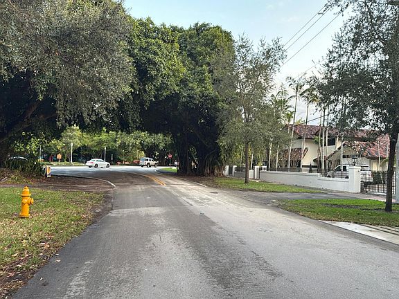 4th image of 6825 Riviera Dr