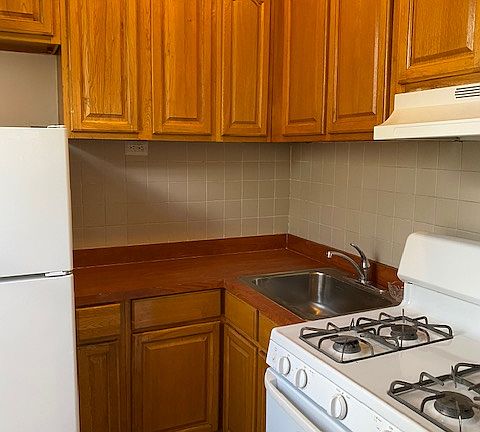4th image of 405 E 118th St APT 3