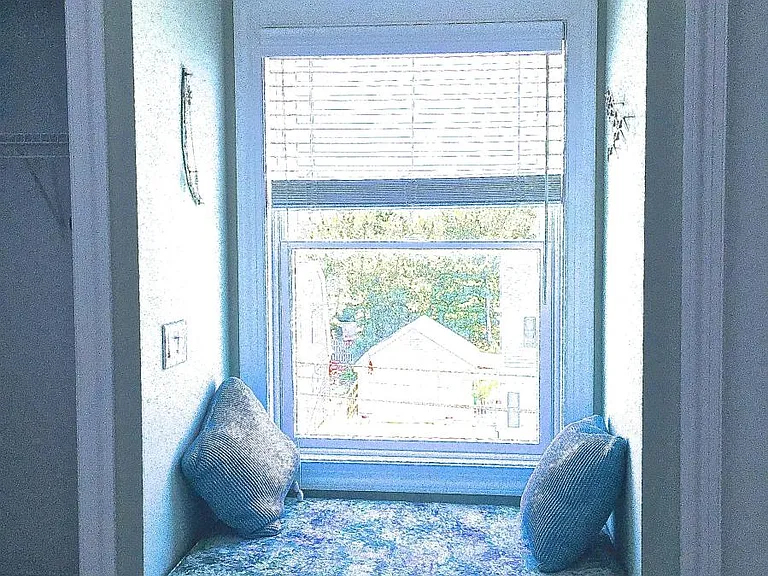 MBR with 2 closets