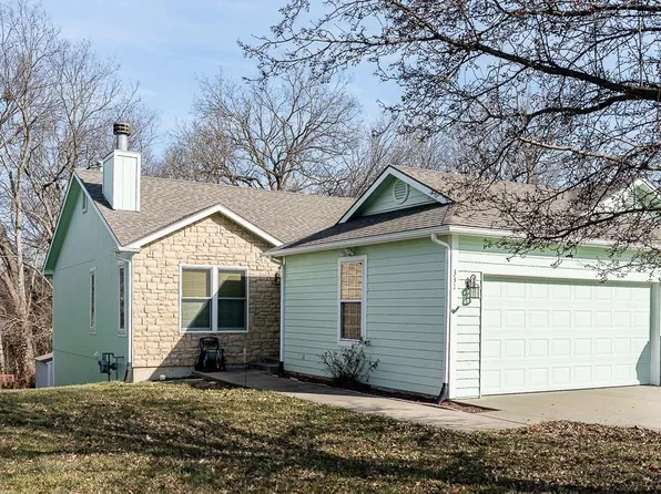 331 E 12th St, Tonganoxie, KS 66086