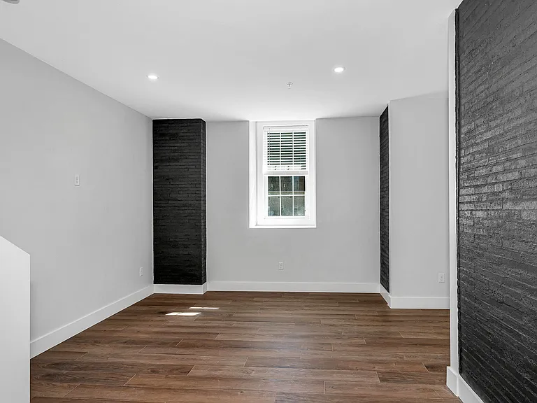 241 W 6th St #101 — Photo 7