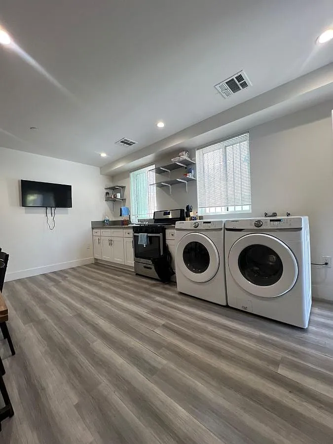 1610 W 35th Pl — Photo 3