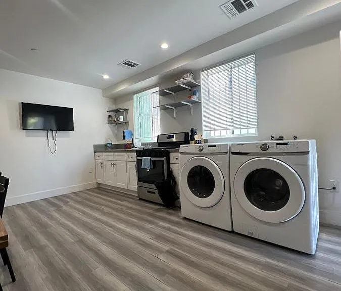 1610 W 35th Pl — Photo 3