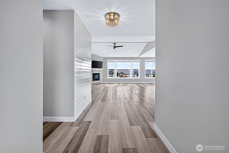 5th image of 1009 Mountain Springs Drive