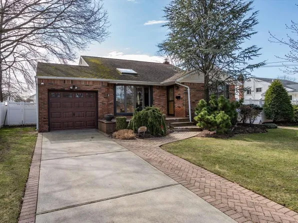 228 S Park Drive, Massapequa Park, NY 11762