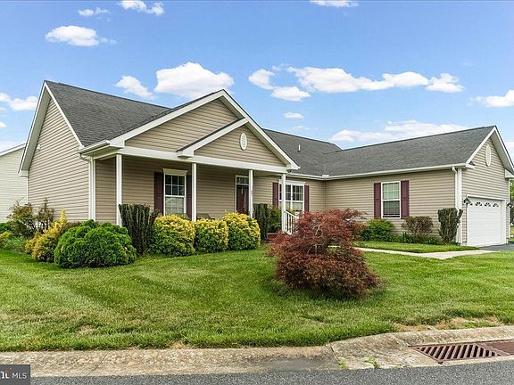 3rd image of 57 Winding Carriage Ln