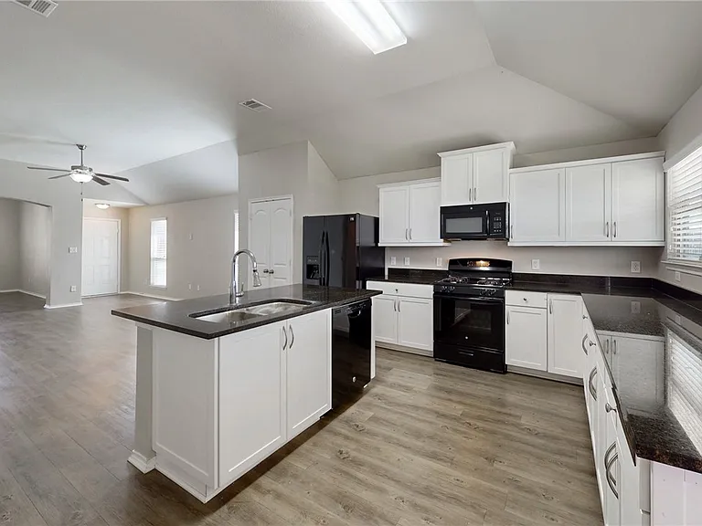 815 Heritage Dr — Photo 9