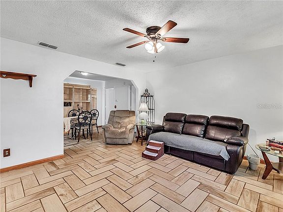 4th image of 4800 Oakwood Dr