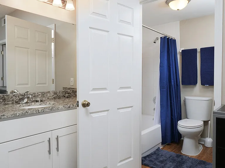 Lake Crossing Apartments — Photo 23