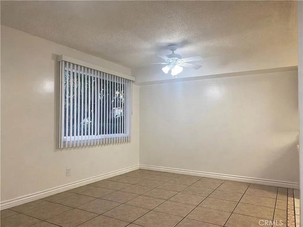 1146 E Lexington Dr — Photo 3