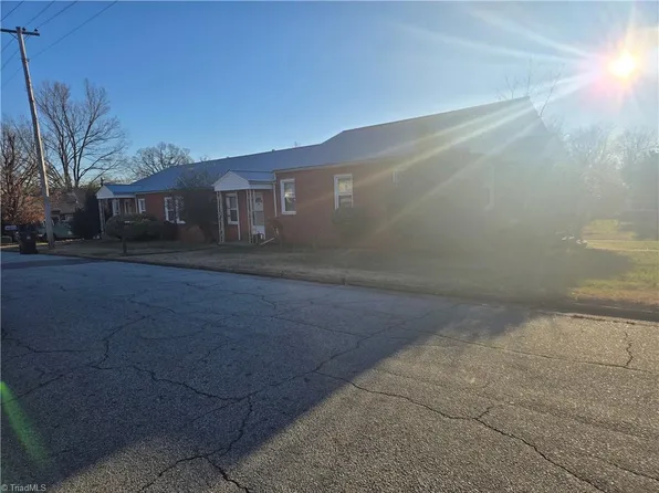 102 Taylor St, Thomasville, NC 27360