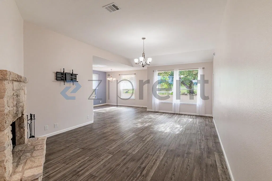 4 bed, 1721 sqft, $2,600 — Photo 2