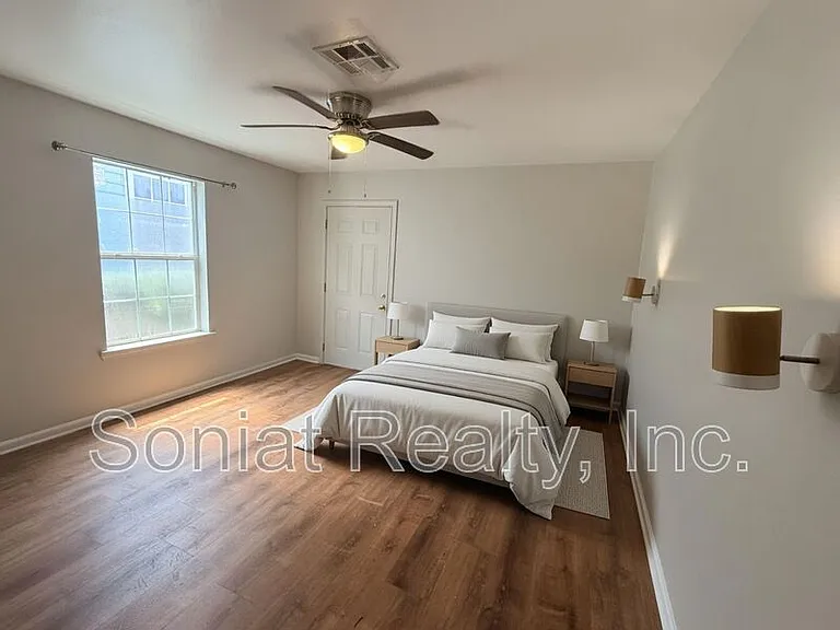 1461 N Robertson St — Photo 11