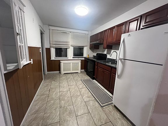 3rd image of 33XX Brighton St