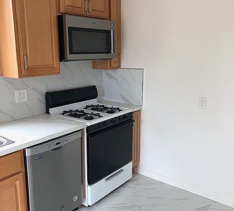 2nd image of 967 Rose Ave
