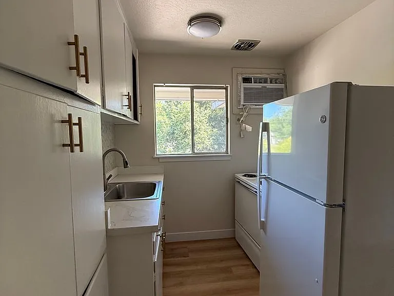 750 B St #1-16 — Photo 3