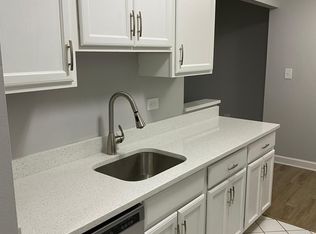 7422 Brookdale Dr APT 103, Darien, IL