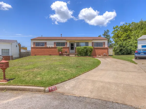 701 E 7th Ct, Sand Springs, OK 74063