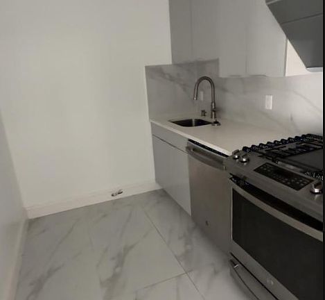 5th image of 3623 172nd St #3E