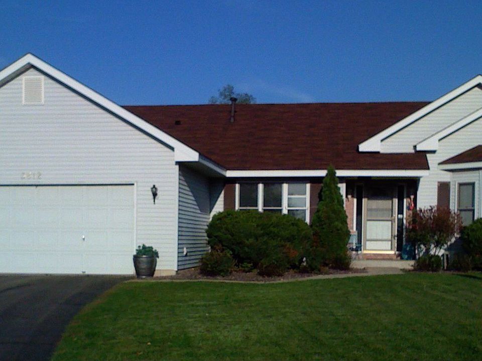 Near lake on cul de sac