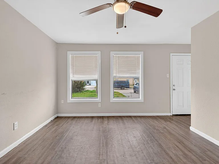315 Acacia St — Photo 4