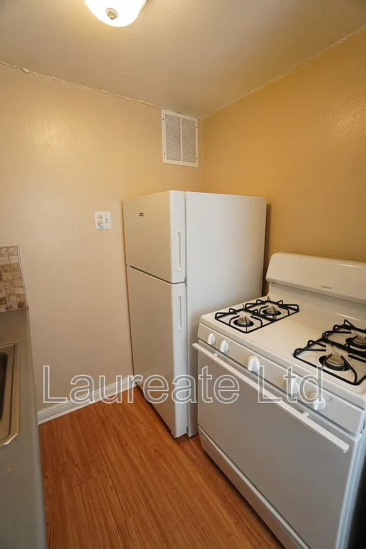 Studio, 1.0 bath, 500 sqft, $695 — Photo 4