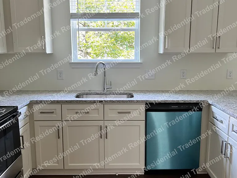 109 Avondale Ave — Photo 6