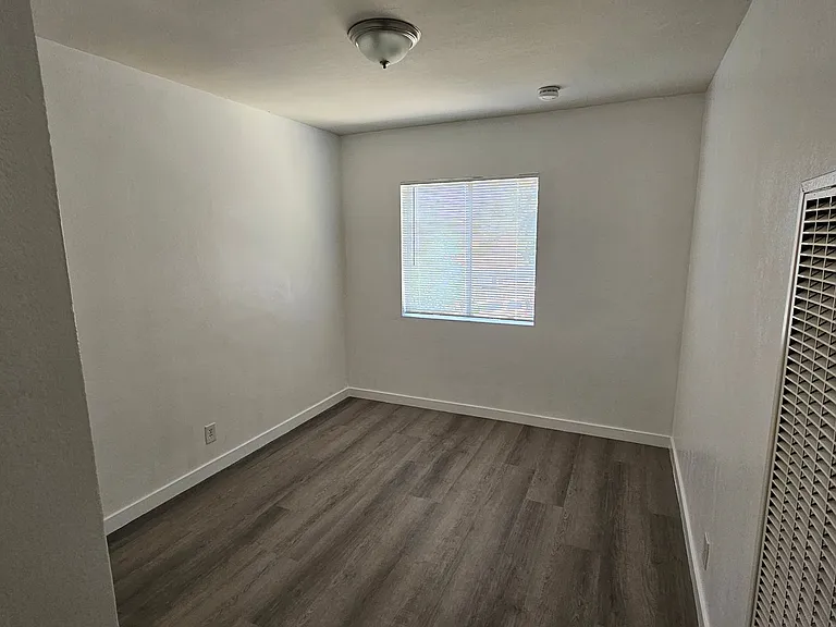 2522 2522 1/2mlancaster Ave — Photo 8