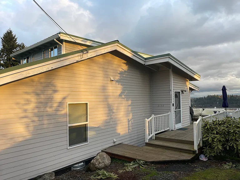 2090 Oak St — Photo 4