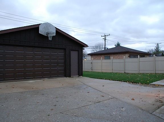 3rd image of 10329 Lawler Ave