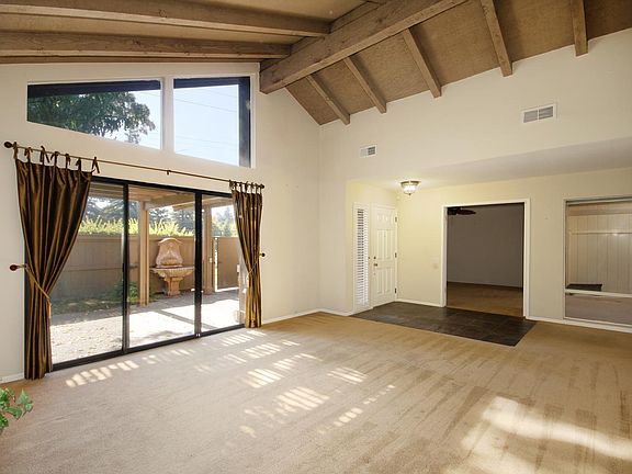 Living room w/high ceilings 