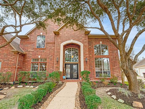 Crisp and clean greenery makes for outstanding curb appeal!