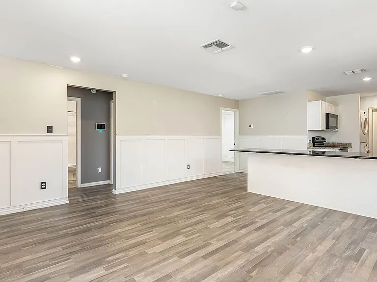 225 Virginia St — Photo 2