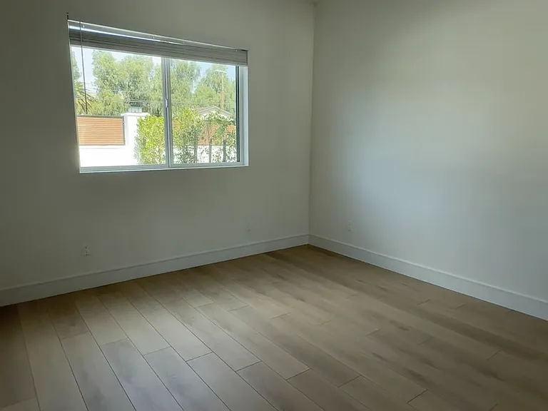 16508 San Fernando Mission Blvd — Photo 15