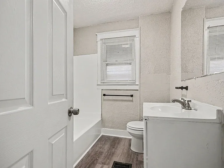 3205 E 31st St — Photo 9