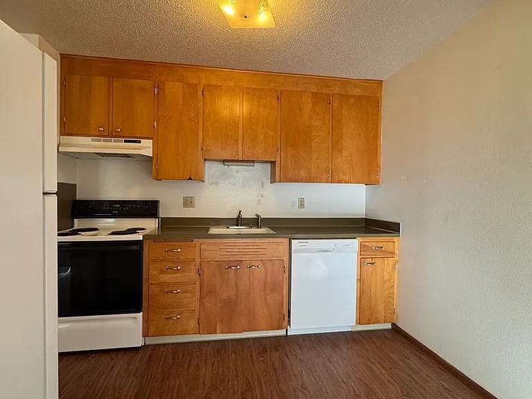 1500 Glen Dr — Photo 6