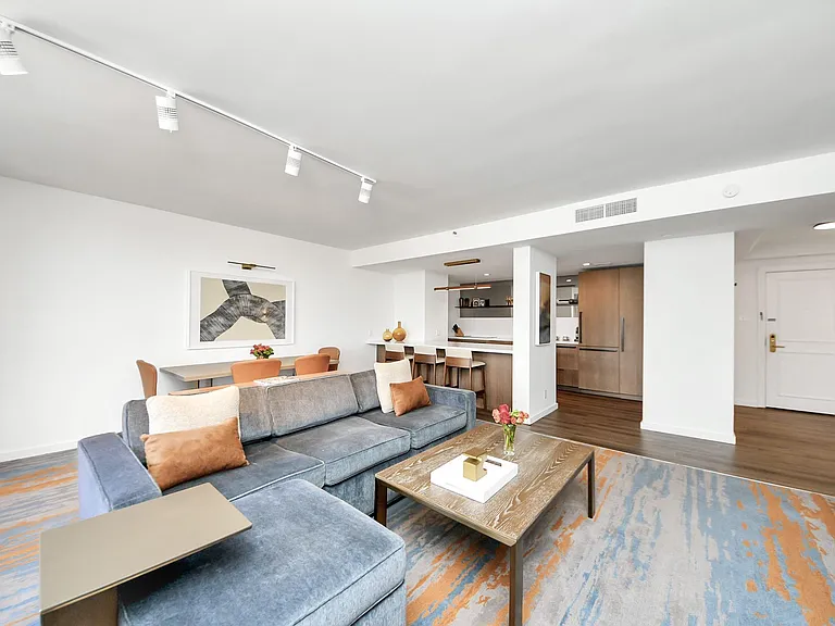 1300 Lamar St #S8 — Photo 8