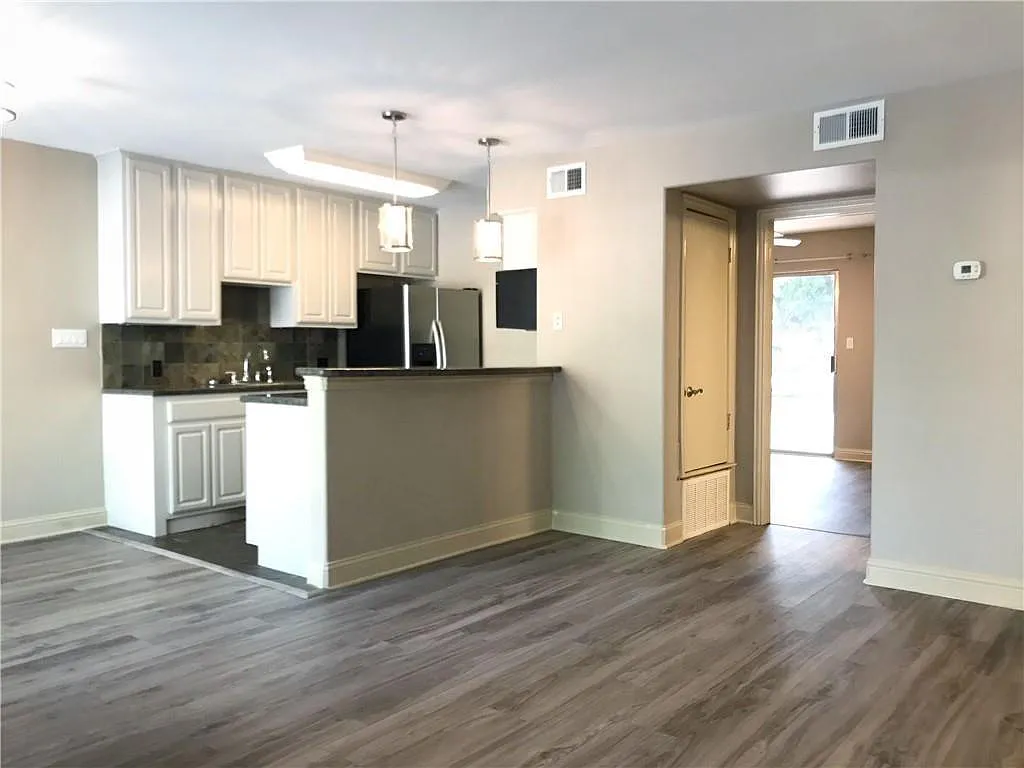 1 bed, 1.0 bath, 573 sqft, $1,325 — Photo 3