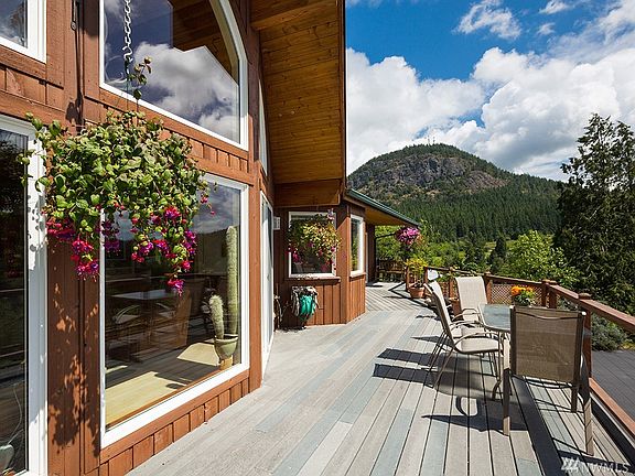 No maintenance Trex decking. Mt. Erie view !!