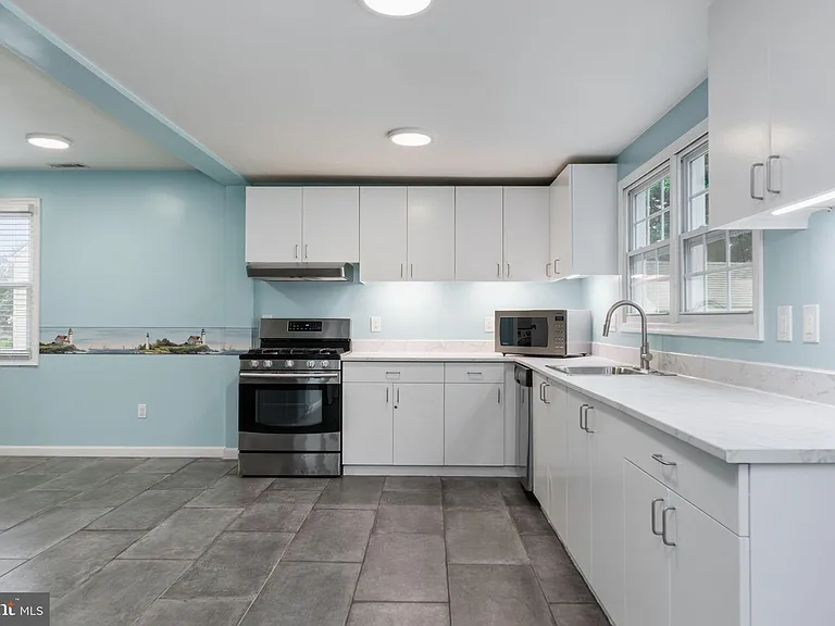 6823 Barrett Rd — Photo 10