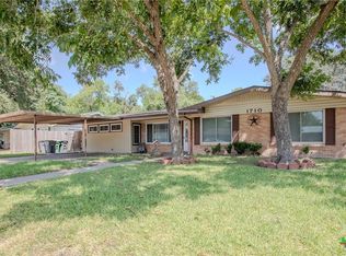 1710 E Mesquite Ln, Victoria, TX 77901