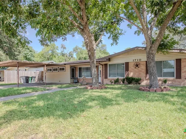 1710 E Mesquite Ln, Victoria, TX 77901