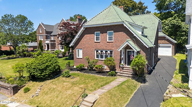3rd image of 37 Grant Avenue