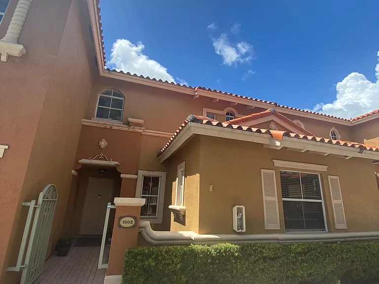 8520 NW 139th Ter #1602 — Photo 3