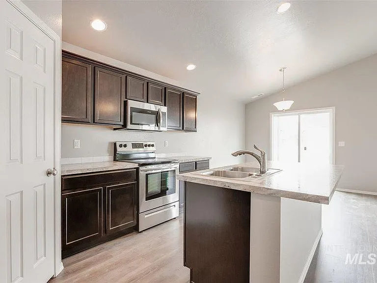 6761 S Birch Creek Ave — Photo 2