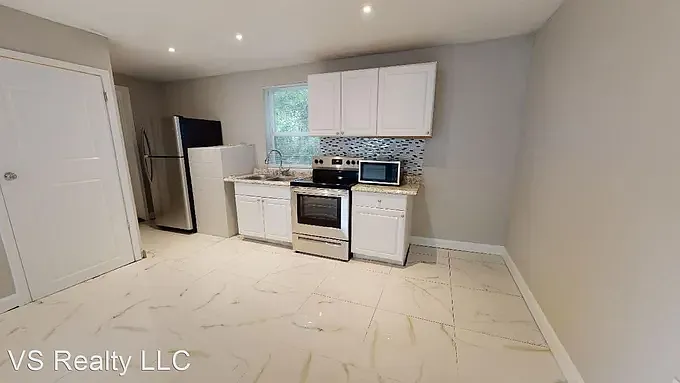 1374 Agnes St — Photo 1