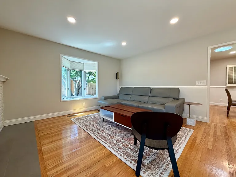 832 Cathedral Dr — Photo 7